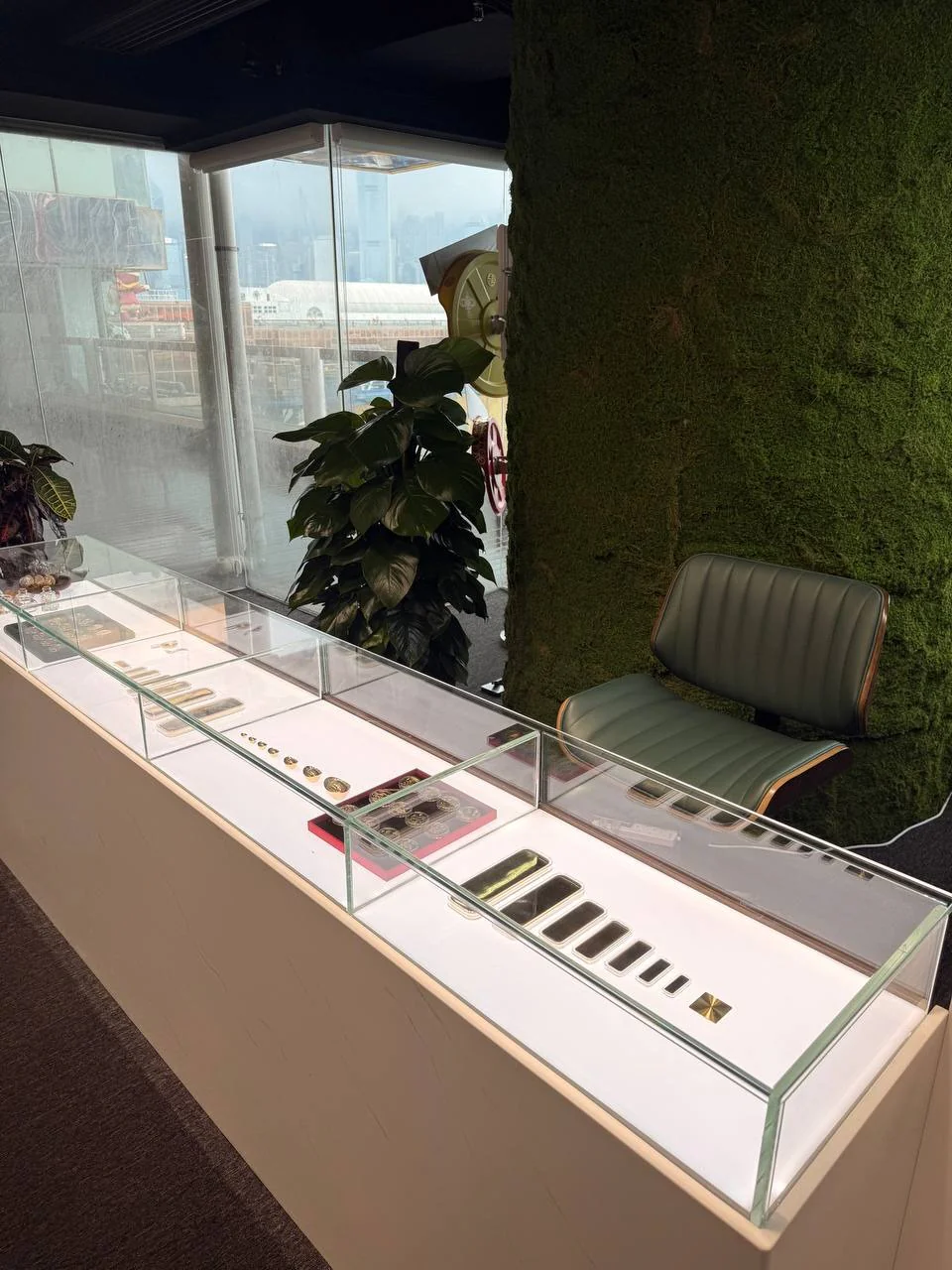 PASSTO BULLION China Hong Kong City gold bars and exhibit display counter